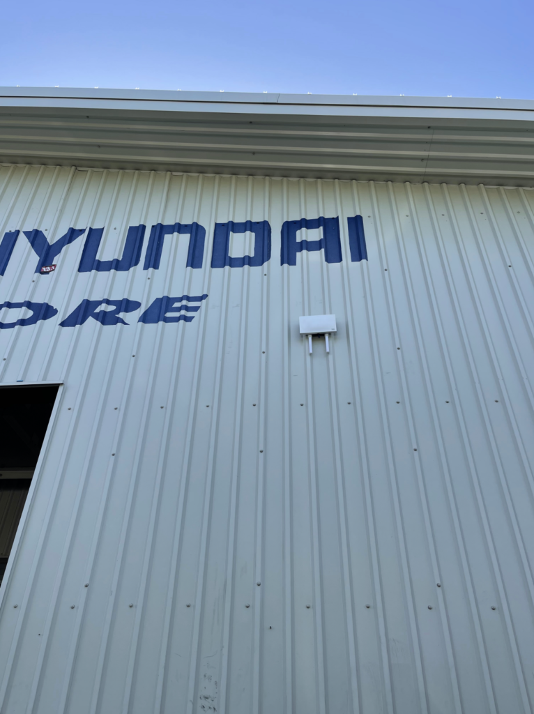 A building with the word hyundai on it