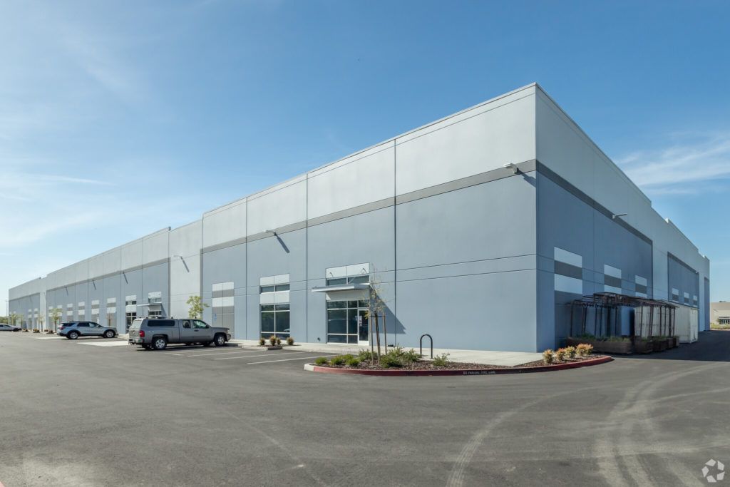 A large building with cars parked in front of it.