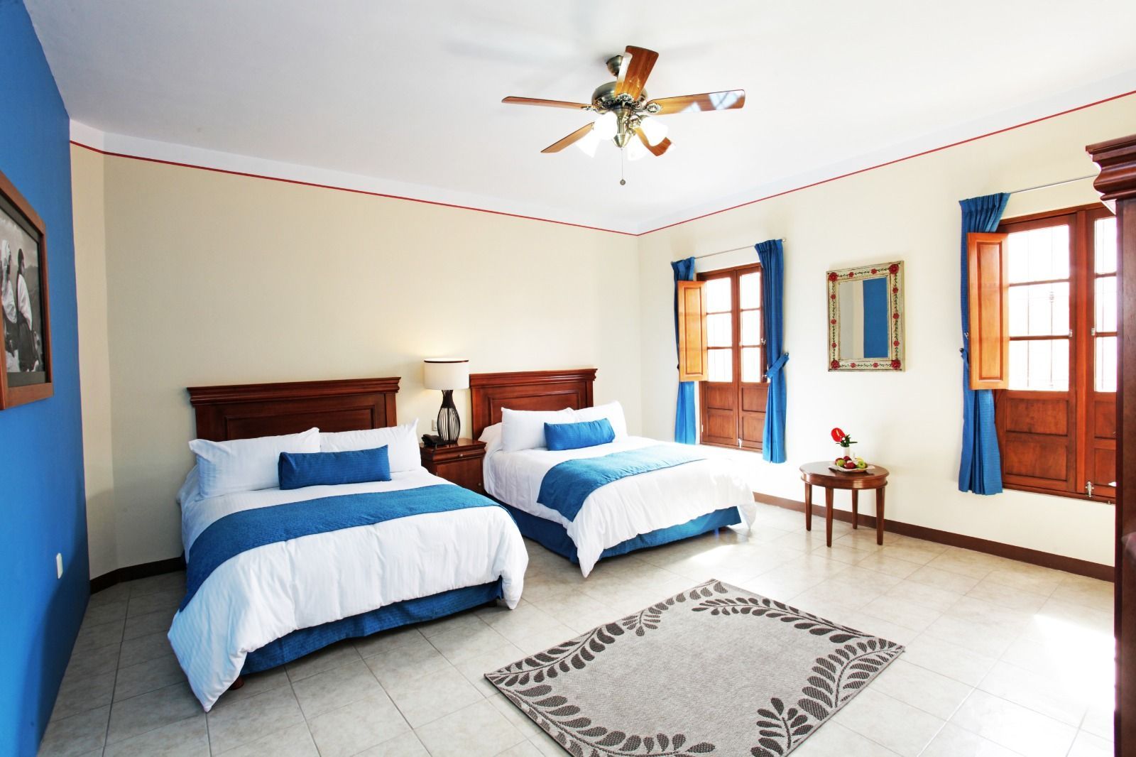 Una habitación de hotel con una cama y globos en la pared.