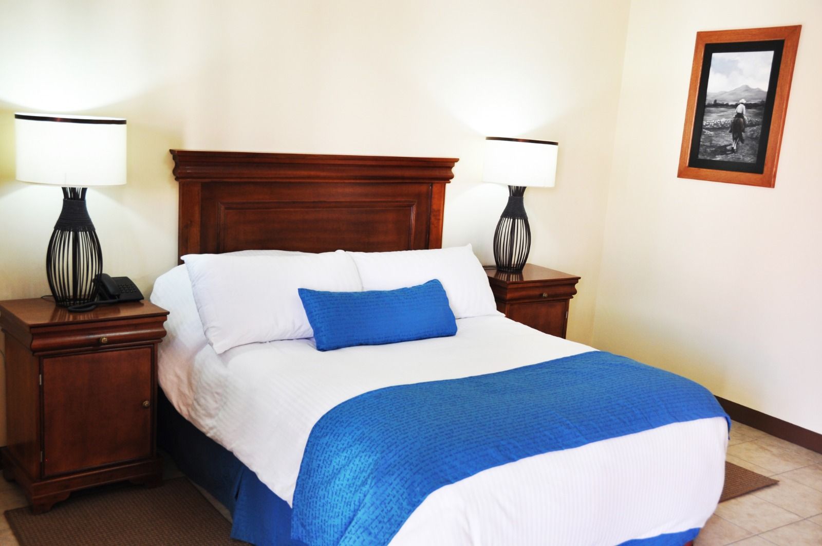 Una habitación de hotel con una cama y globos en la pared.