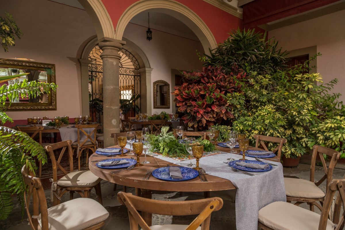 Un comedor con una mesa y sillas preparadas para una fiesta.