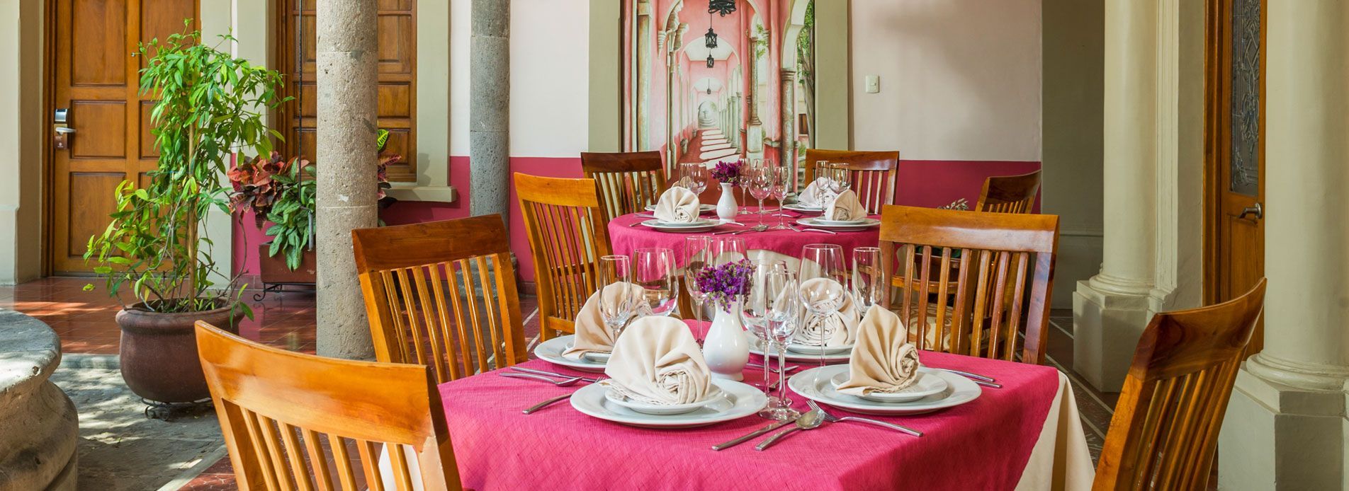 Un restaurante con mesas y sillas preparadas para comer.