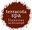 El logotipo de Terracota Spa es un círculo marrón con texto blanco sobre él.