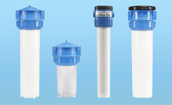 Un groupe de tubes blancs avec des bouchons bleus sur un fond bleu.