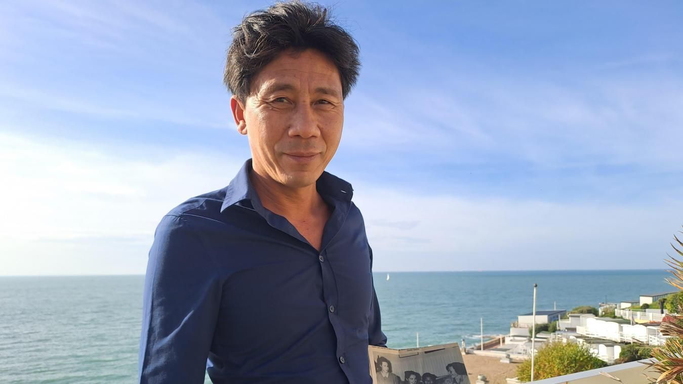 Un chef décore des bols de soupe dans une cuisine professionnelle.