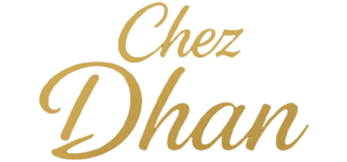 Logo de « Chez Dhan » en lettres dorées sur fond blanc.