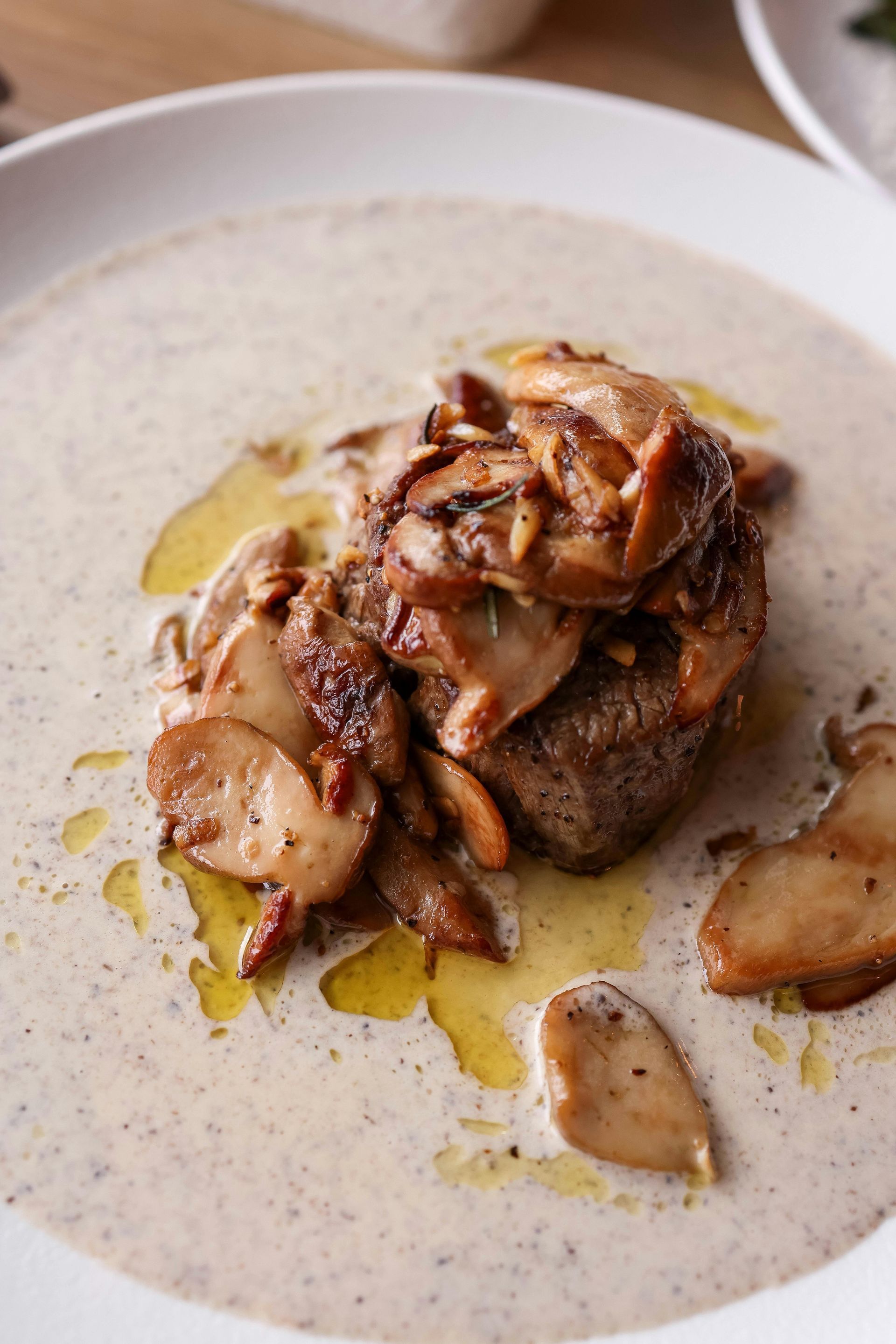 Brioche sur assiette dorée, table dressée pour les fêtes avec vin, décorations et chaussette de Noël.