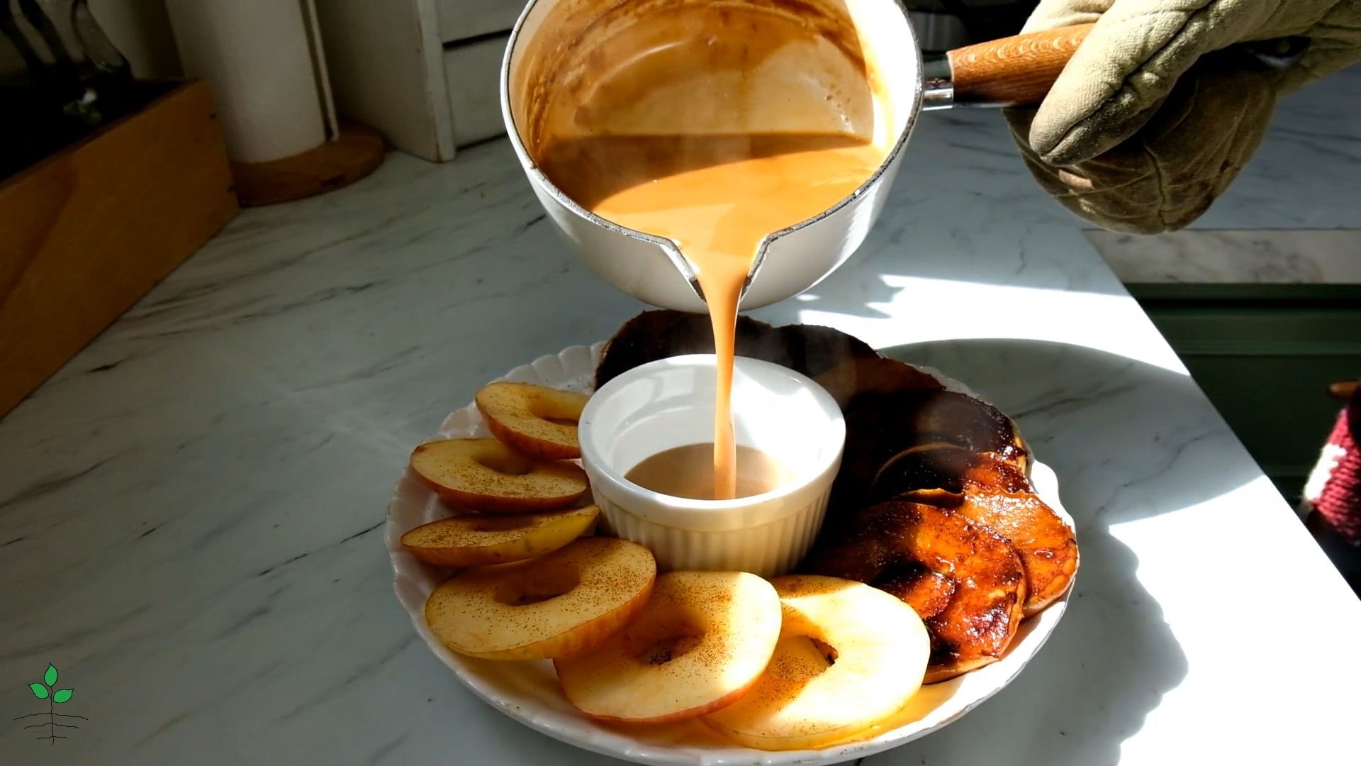 apple rings with caramel sauce