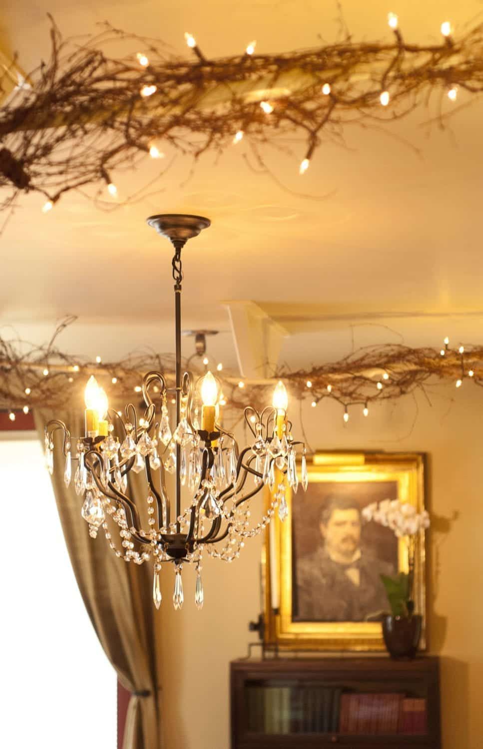 A living room with a chandelier hanging from the ceiling