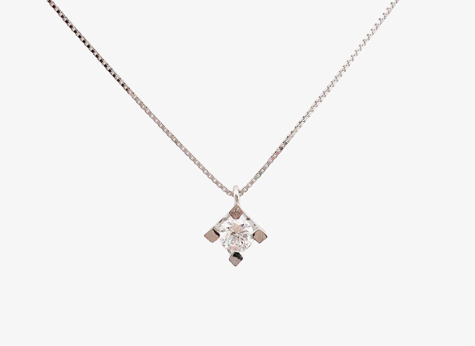 diamante incastonato su collana