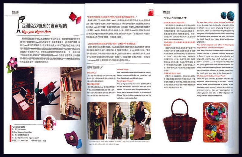 Un magazine est ouvert sur une page consacrée aux sacs à main