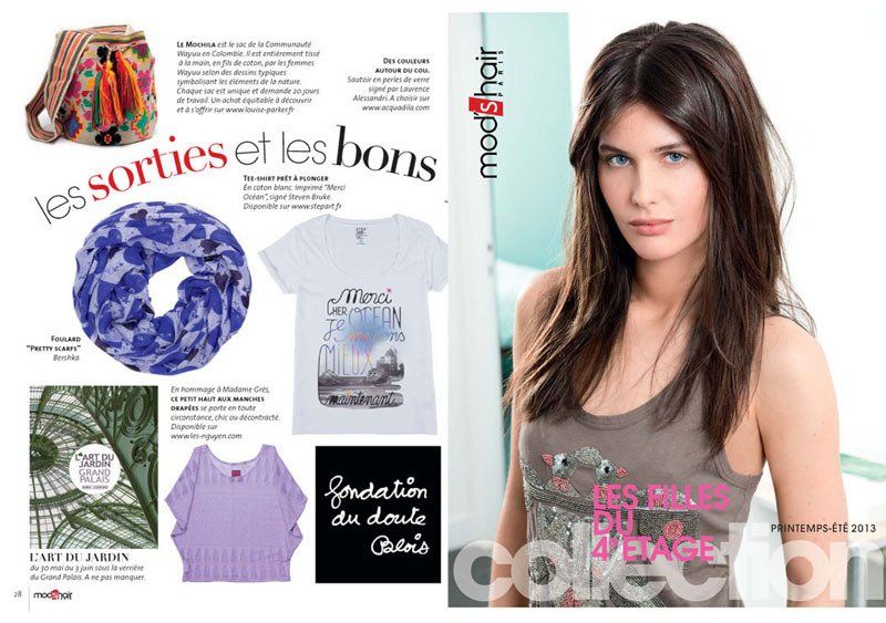 Une femme se tient devant une collection de vêtements