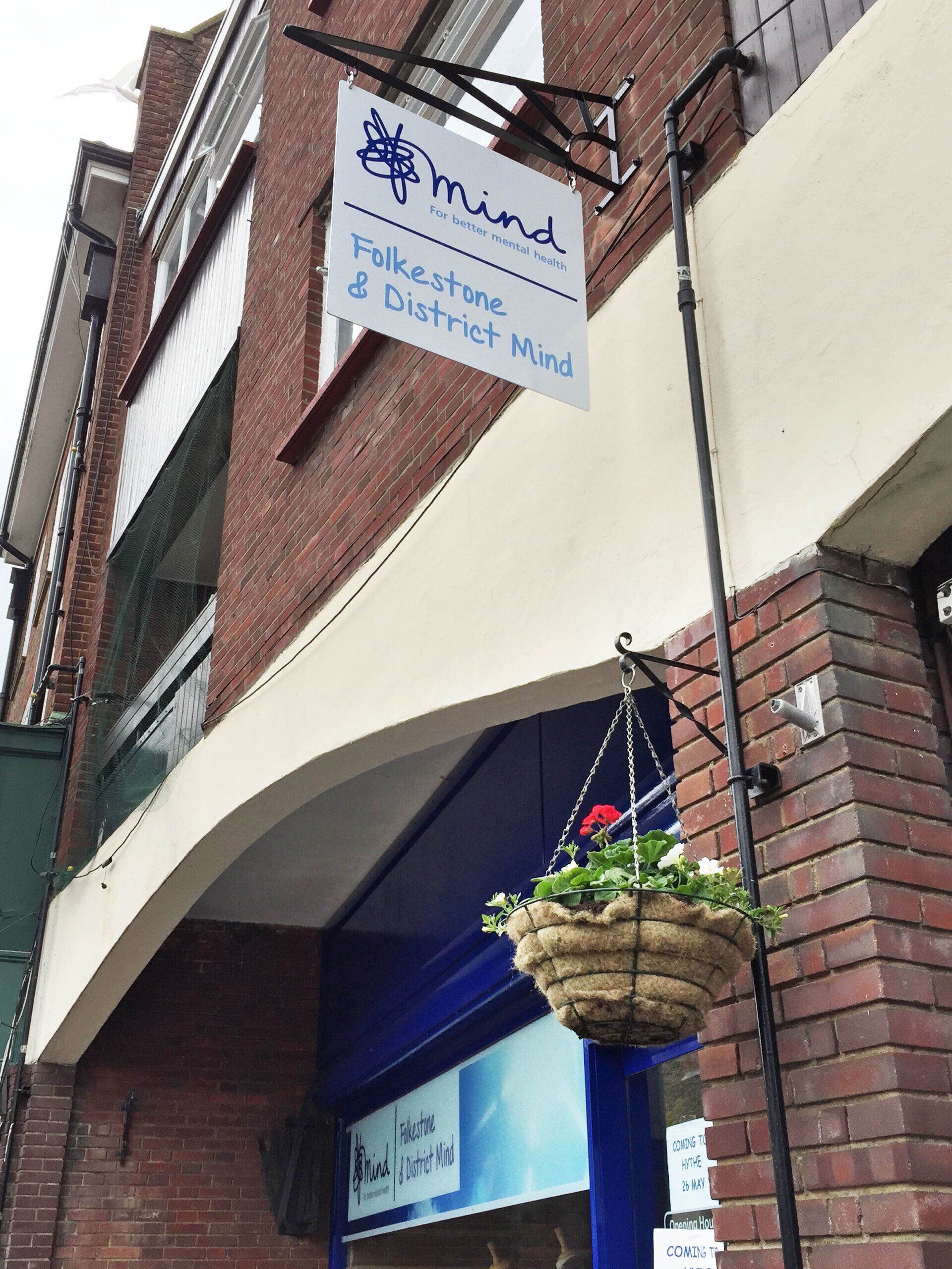 Swinging projecting sign for shop