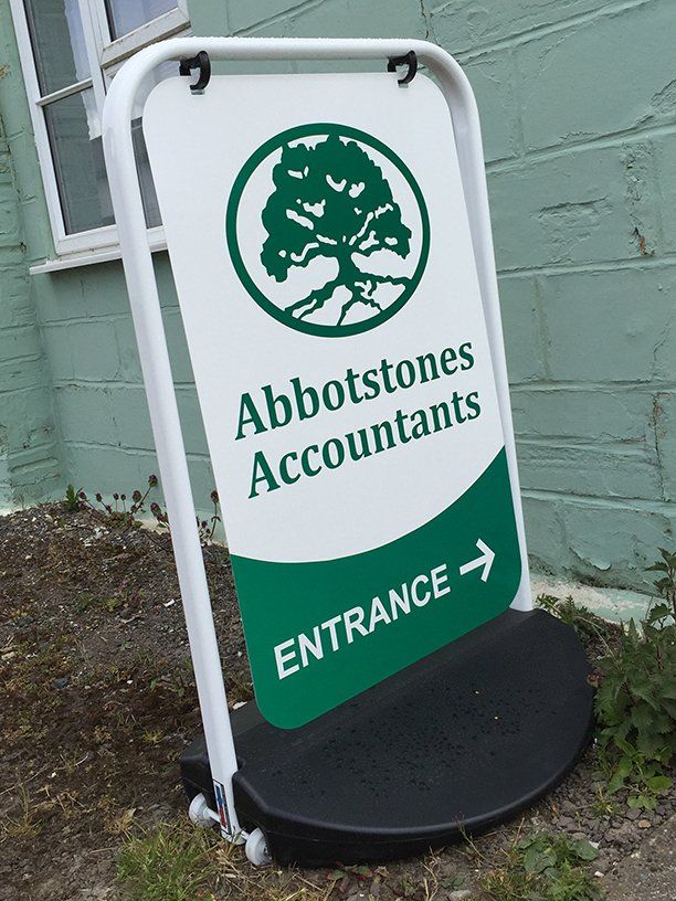 Swinging pavement sign