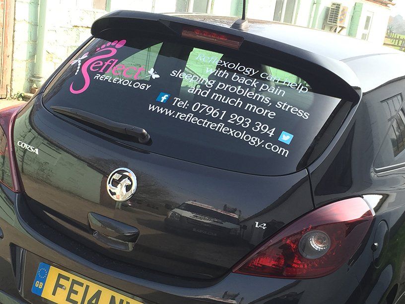 Vehicle graphics for rear windscreen