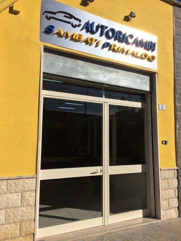 ingresso officina ricambi auto