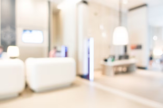 Ein verschwommenes Bild einer Hotellobby mit Rezeption.