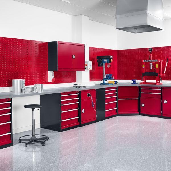 Scaffali e mobili rossi