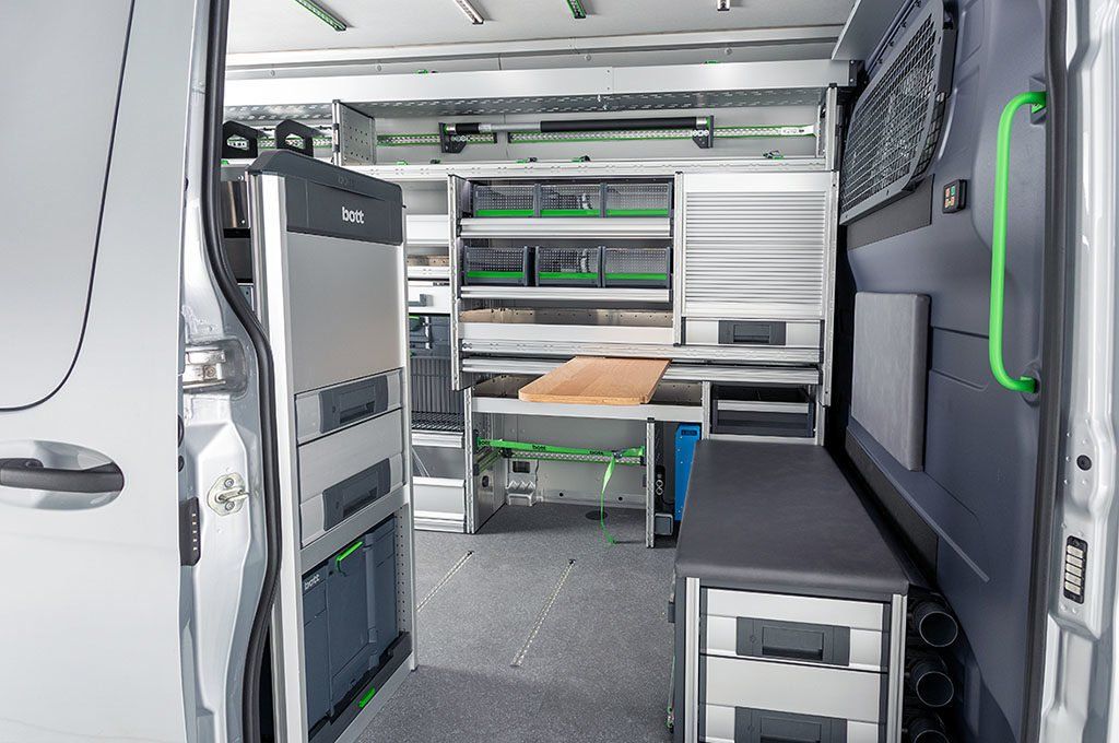 Interno di un furgone con scaffali