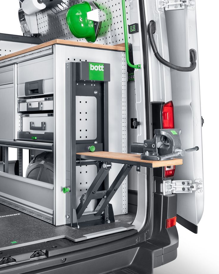 Interno di un furgone bianco per officine