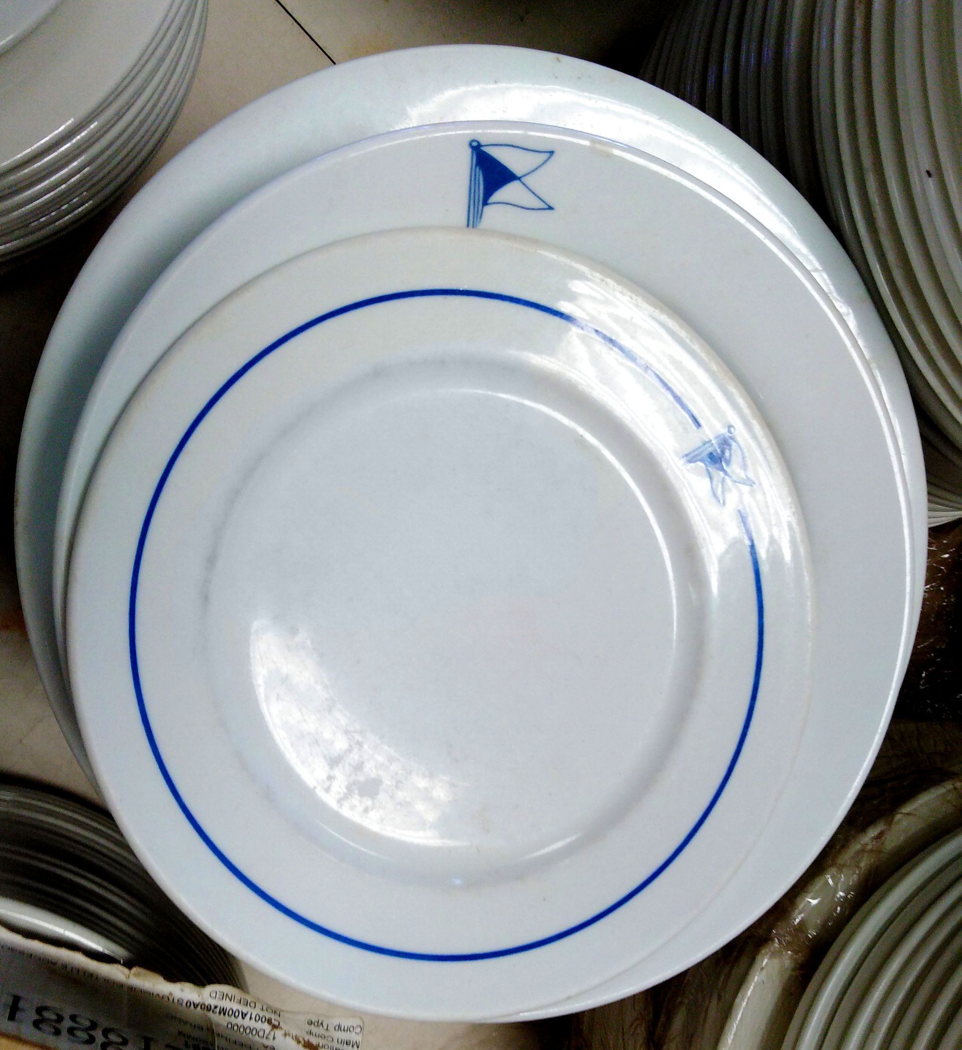 Essteller mit dem Symbol einer Schiffsflagge in Alang