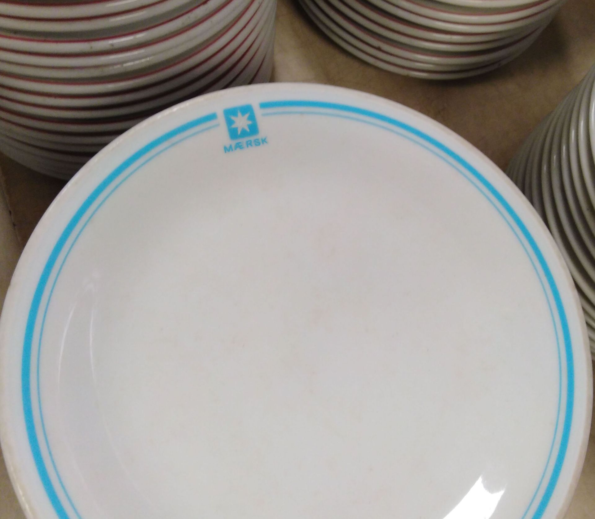 Essteller mit dem Logo der Containerschiff Reederei Maersk in Alang