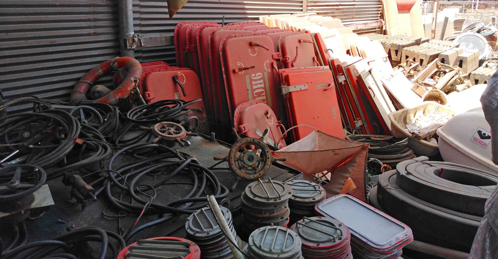 Teil 8 Einkaufstour zu den Abwrackwerften von Alang. Fabriklampen