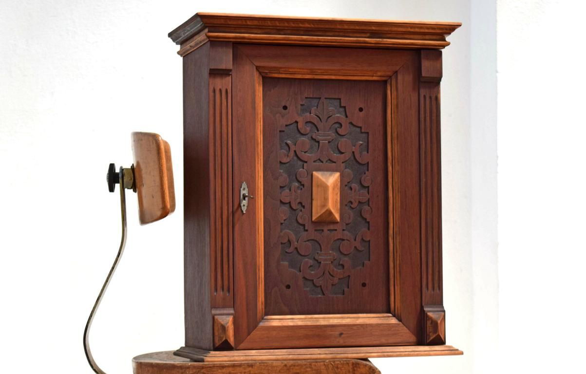 konventioneller Gründerzeit Wandschrank mit vielen Verzierungen