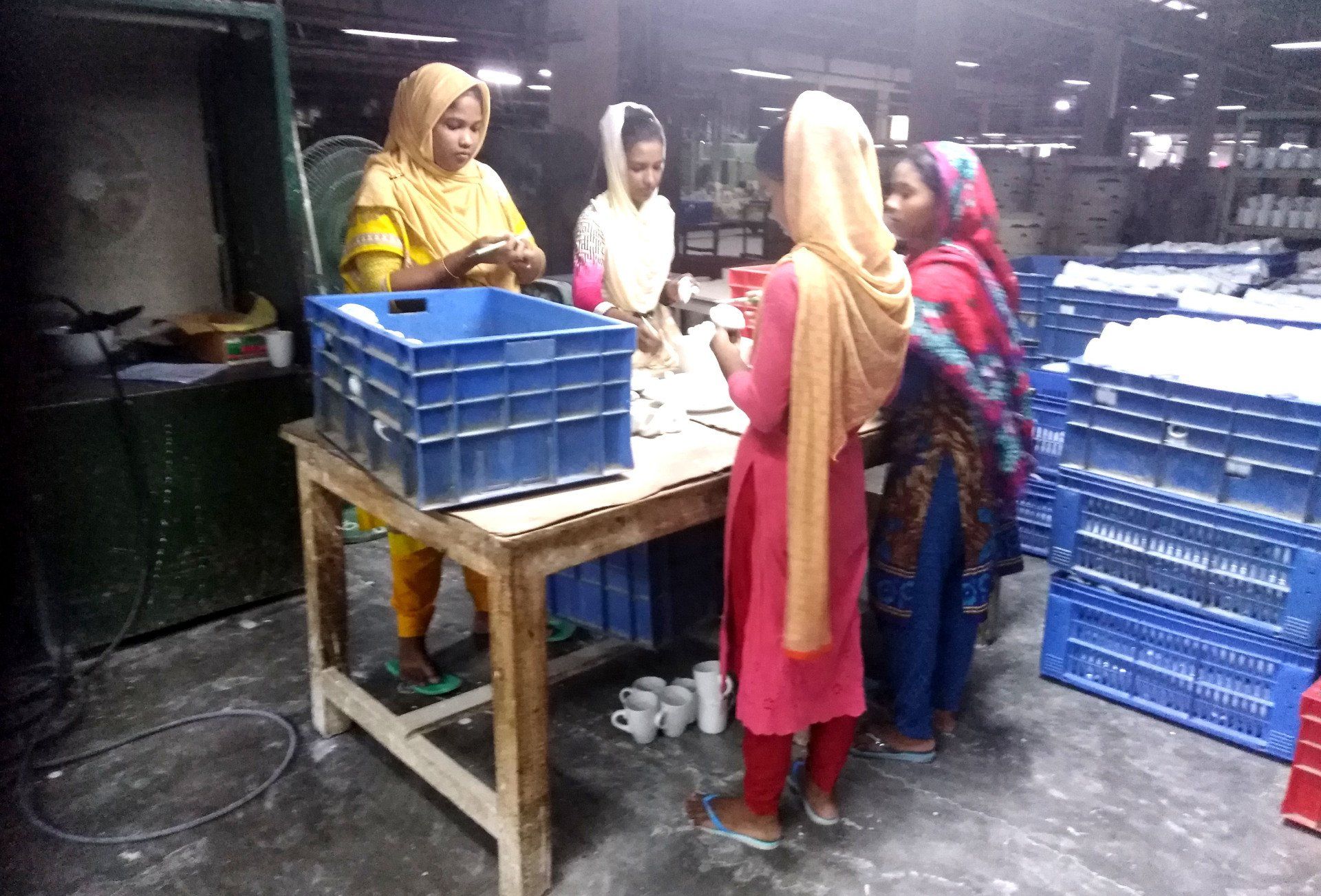 Frauen bemalen Keramik von Hand in Calcutta