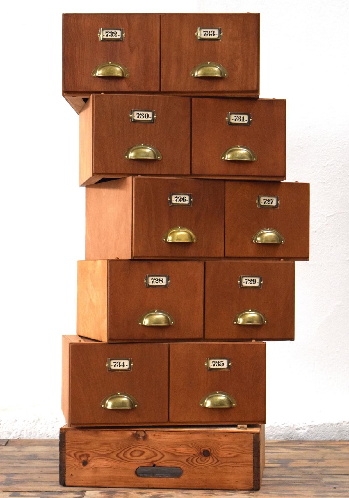 alte Schubladenmodule in Segmenten