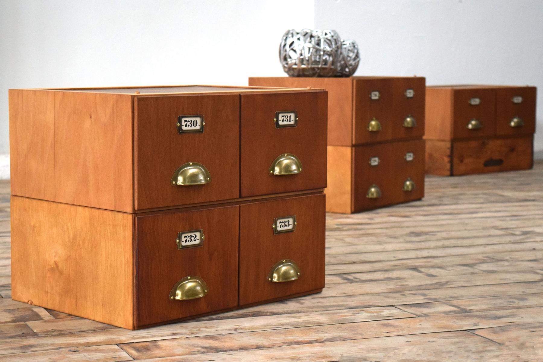 alte Schubladenmodule in Paaren kombiniert