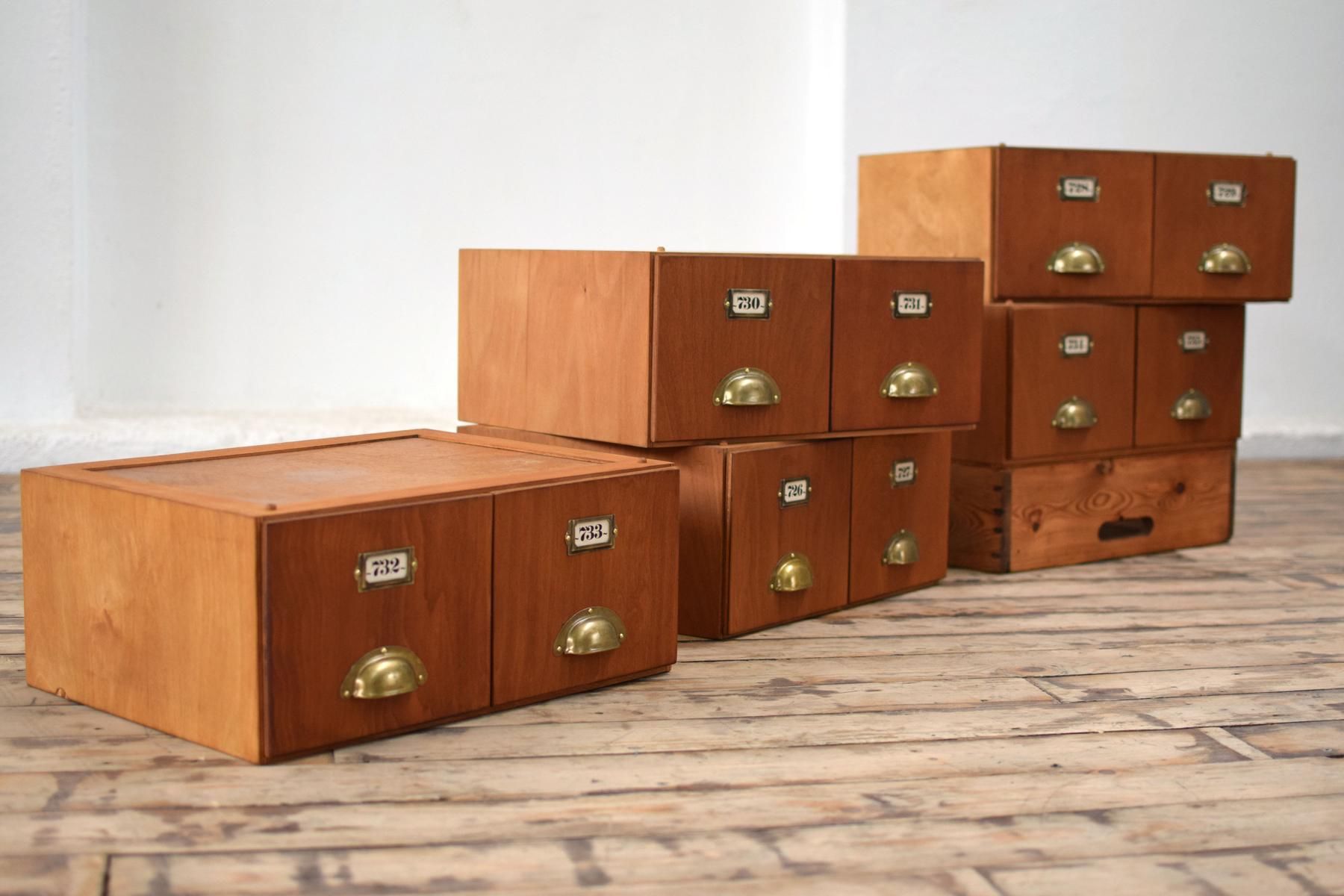 alte Schubladenmodule in Gruppen kombiniert