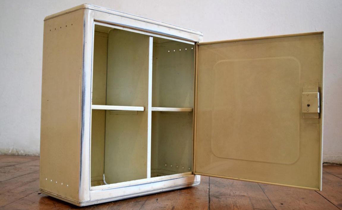 geöffneter Bauhaus Metall-Wandschrank aus den 1920er Jahren mit Belüftungslöchern
