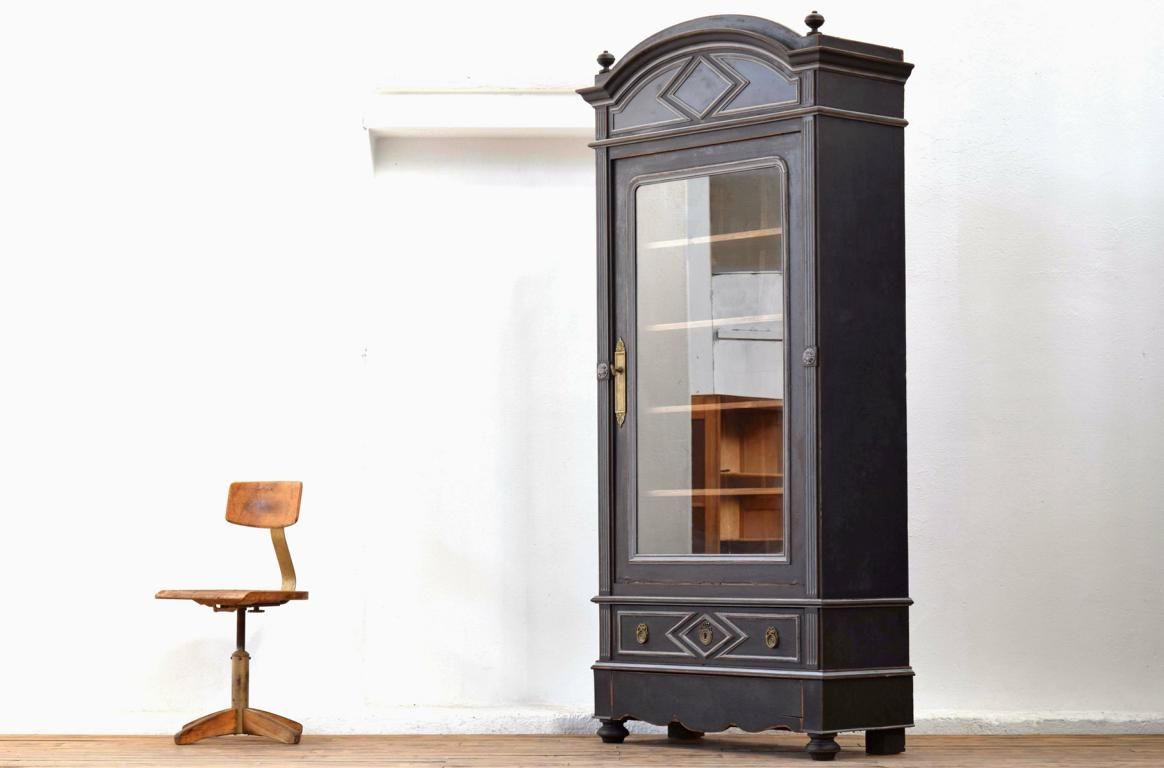 antike Apothekervitrine mit geringer Tiefe