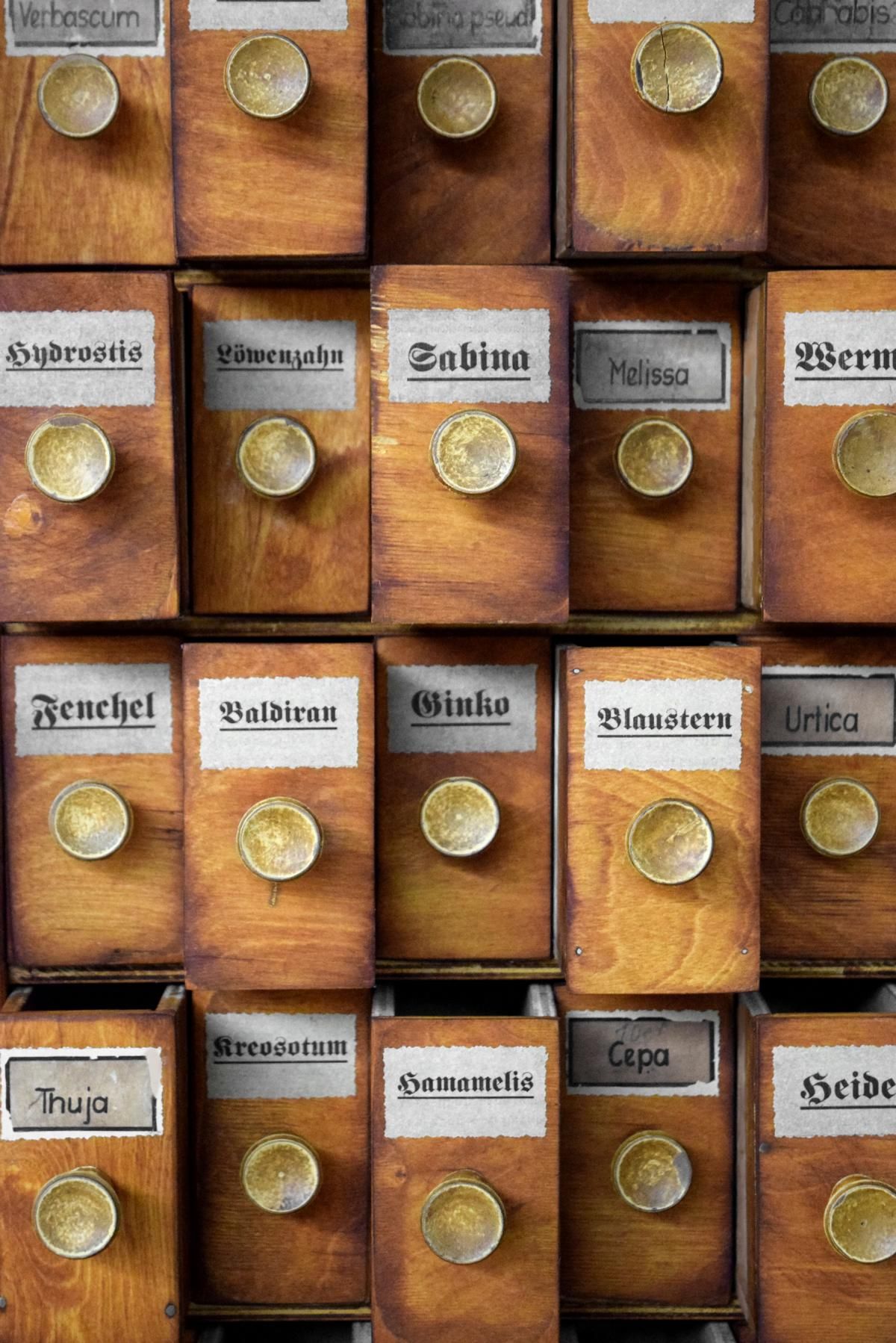 beschriftete antike Schublädchen aus Holz