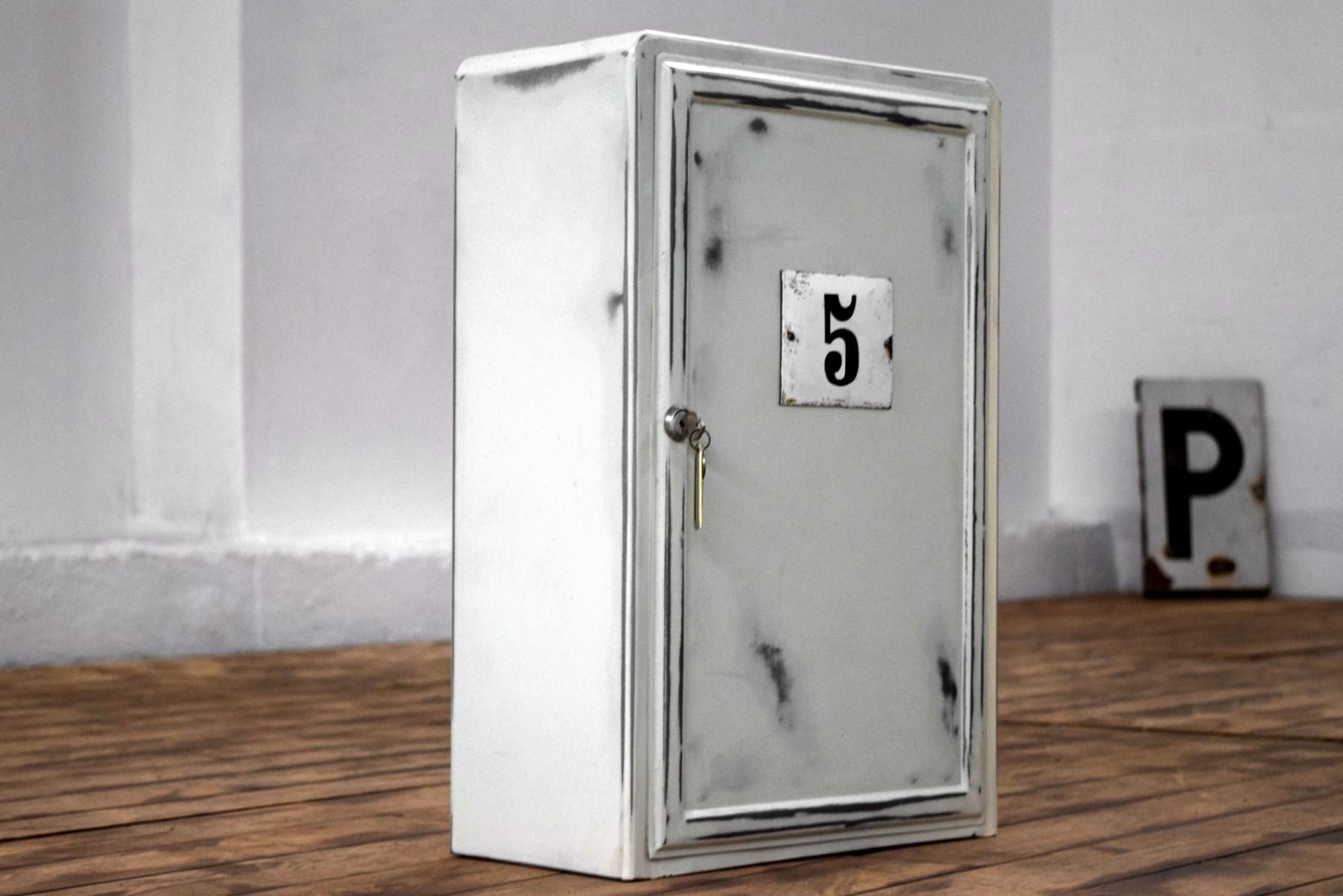 mitteldeutscher Metall-Wandschrank aus den 1920er Jahren 
