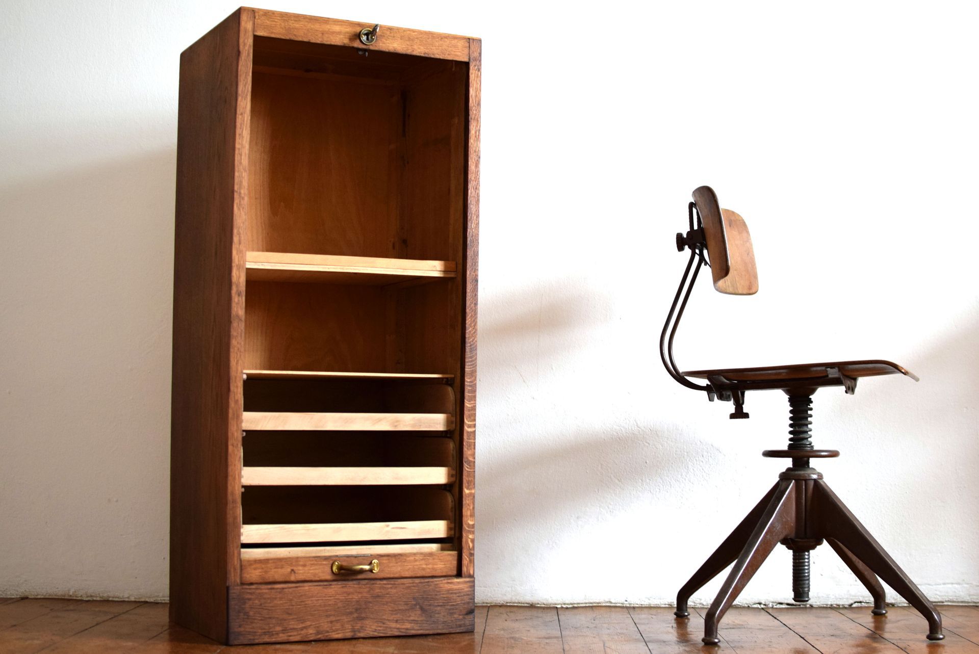 geöffneter halbhoher Rollladenschrank aus Eichenholz