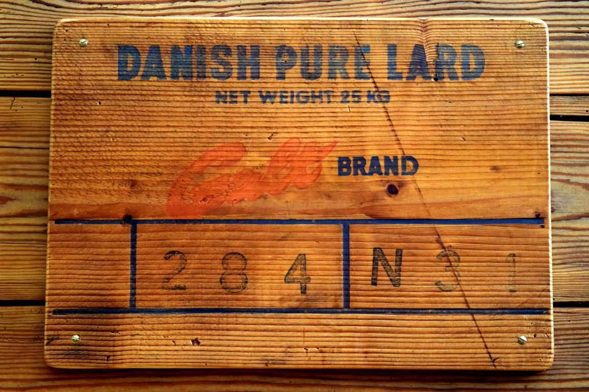 Werbeschild auf einer alten Holzkiste