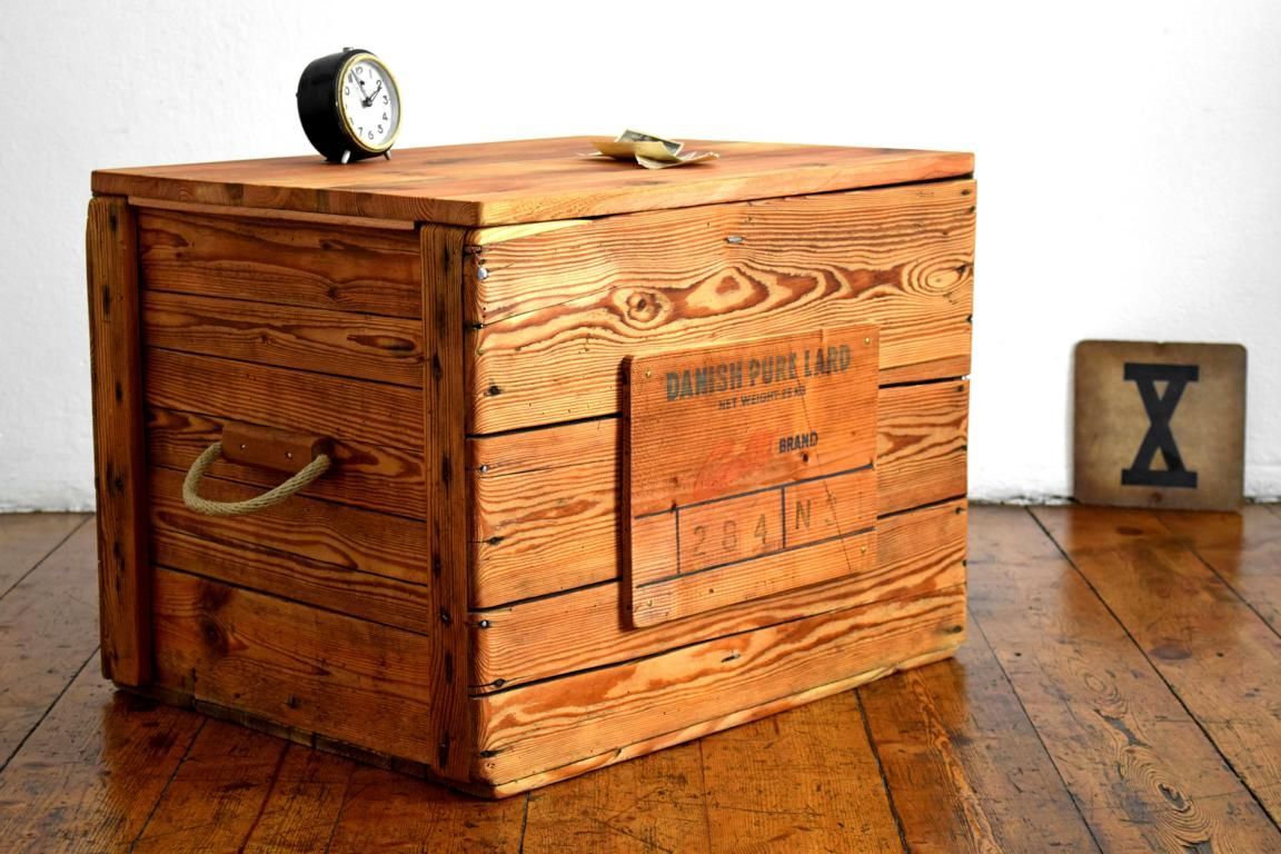 alte Holzkiste mit Reklame eines Konzerns