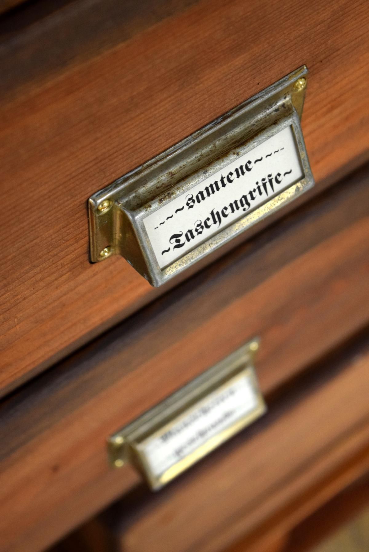 Schubladen mit Beschriftungsfeldern aus Metall