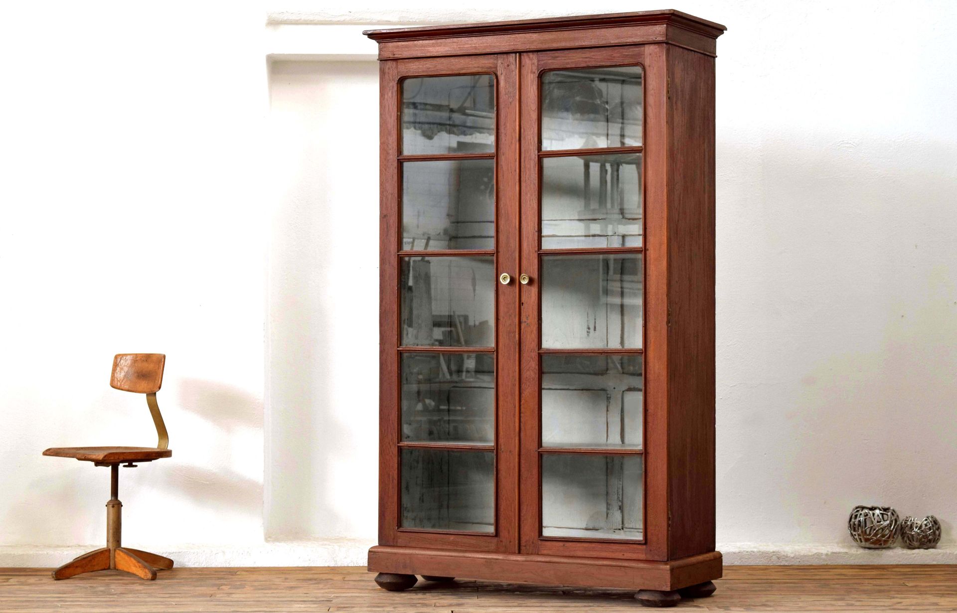 Antike Apothekervitrine aus Teakholz, groß