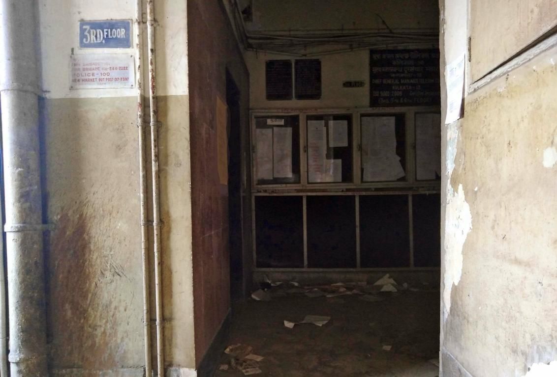 Zugang zur dritten Etage eines alten Büro-Hochhaus und Kalkutta