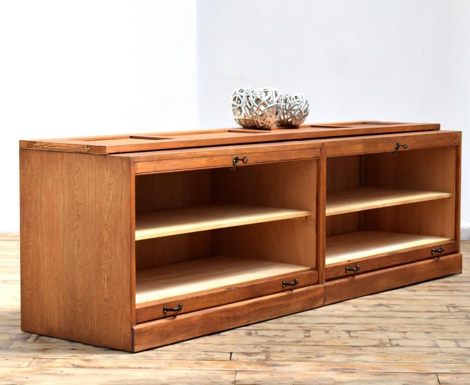 antiker  Rollladenschrank aus Holz hat innen einen Einlegboden