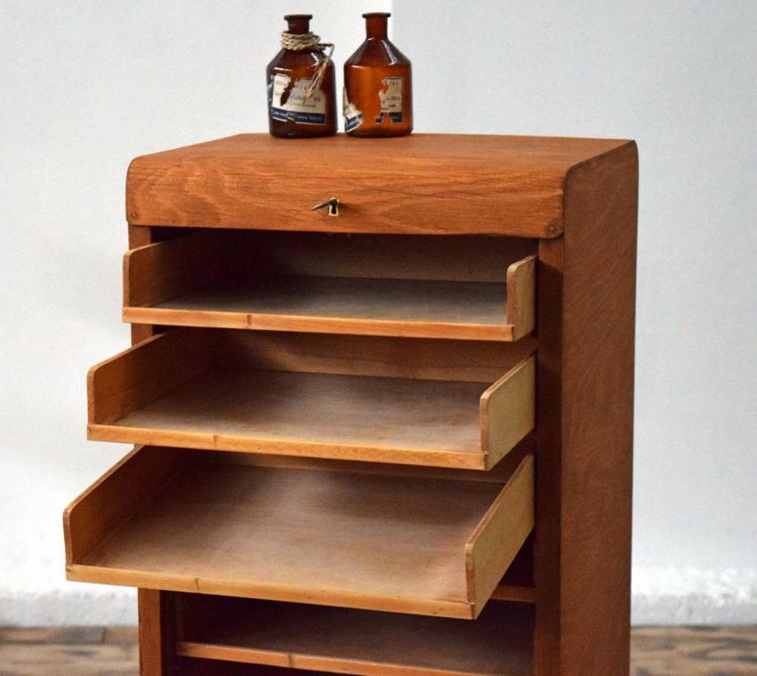 Schubladen im inneren eines alten Rollladenschrankes