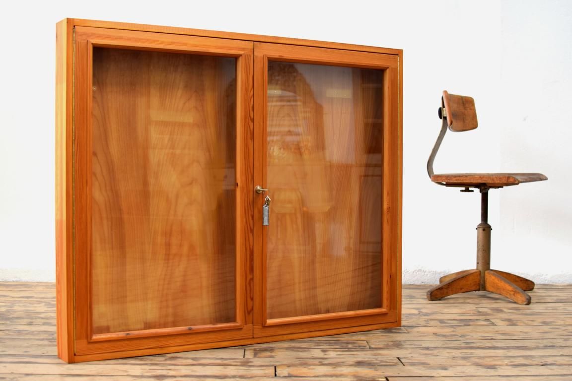 antiker großer, doppeltüriger Wandschrank  aus Holz