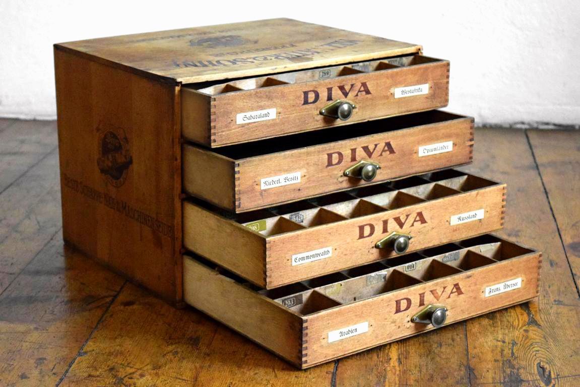 offener antiker Garnschrank