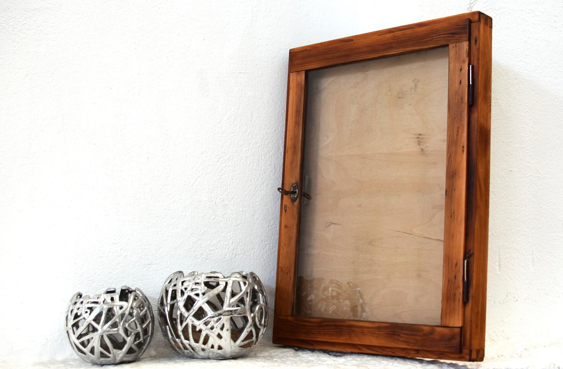 antiker puristischer Wand-Schlüsselschrank mit Glasfront