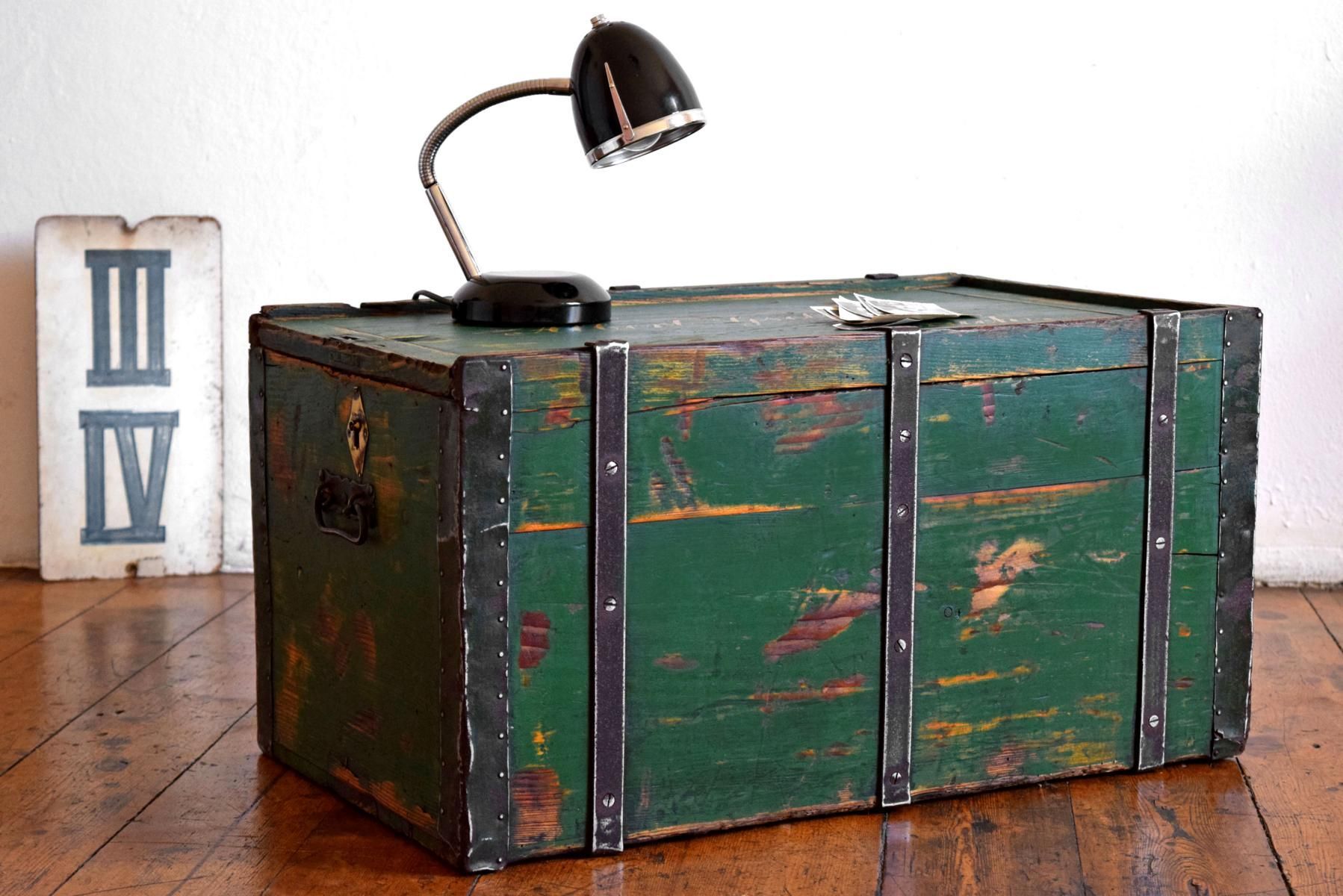 historische Holzkiste mit Farbauftrag