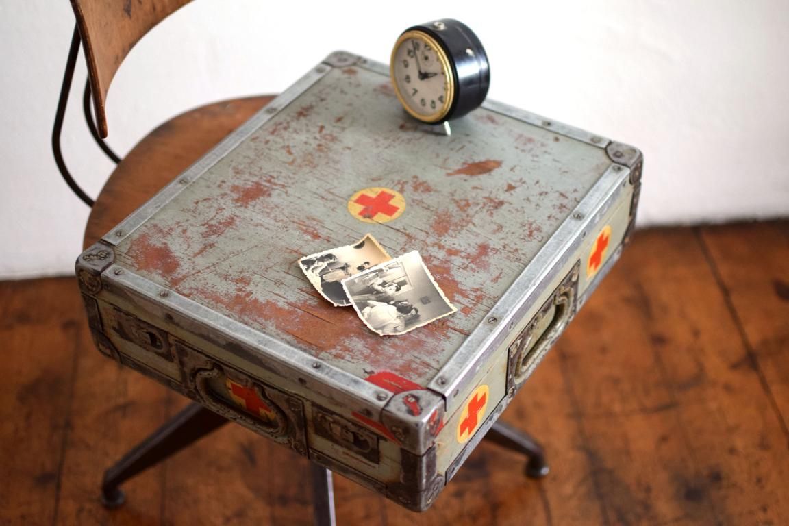 alte Holzkiste mit Farbauftrag