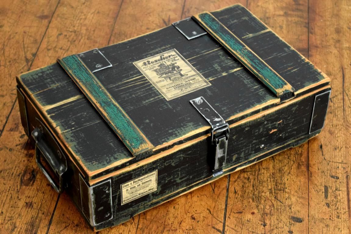 antike Holzkiste mit Farbauftrag